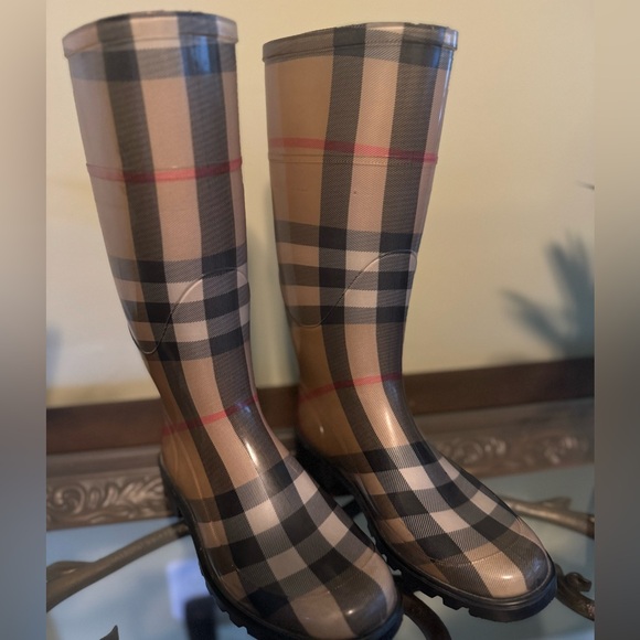 TALL CLASSIC BURBERRY RAIN BOOTS - Picture 5 of 14